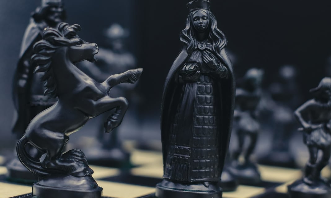 Na jakim polu stoi król w szachach?